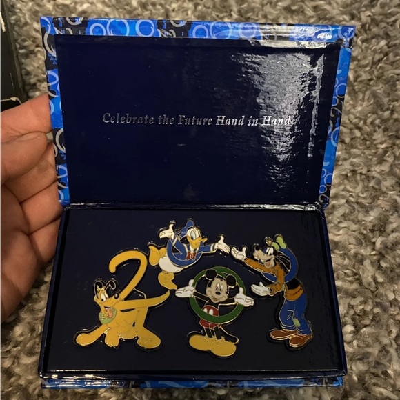 WDW 2000 Pin Collection: Celebrate the Future Hand in Hand - Picture 2 of 4